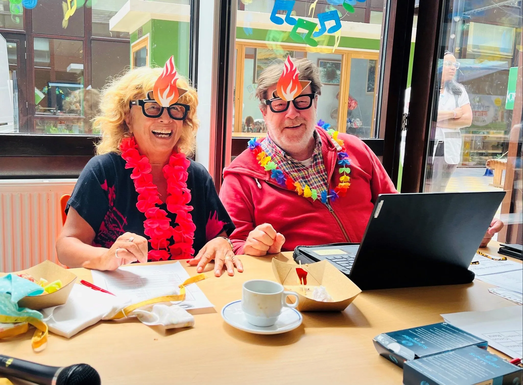 vrijwillige sfeermakers van het vonkje verzorgen een muziekbingo foto stichting piezo