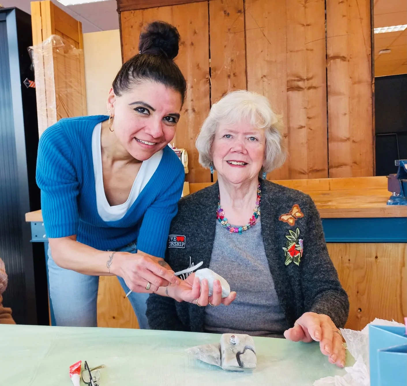 vrijwilliger floortje en een deelnemer van de cursus speksteen bewerken foto stichting piezo