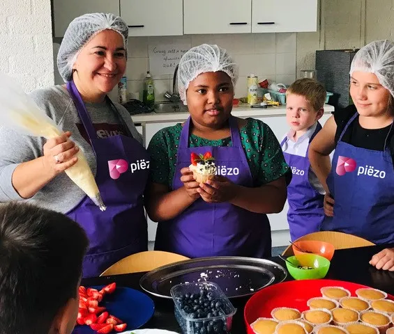 vrijwilligers kinderkooklessen foto stichting piezo