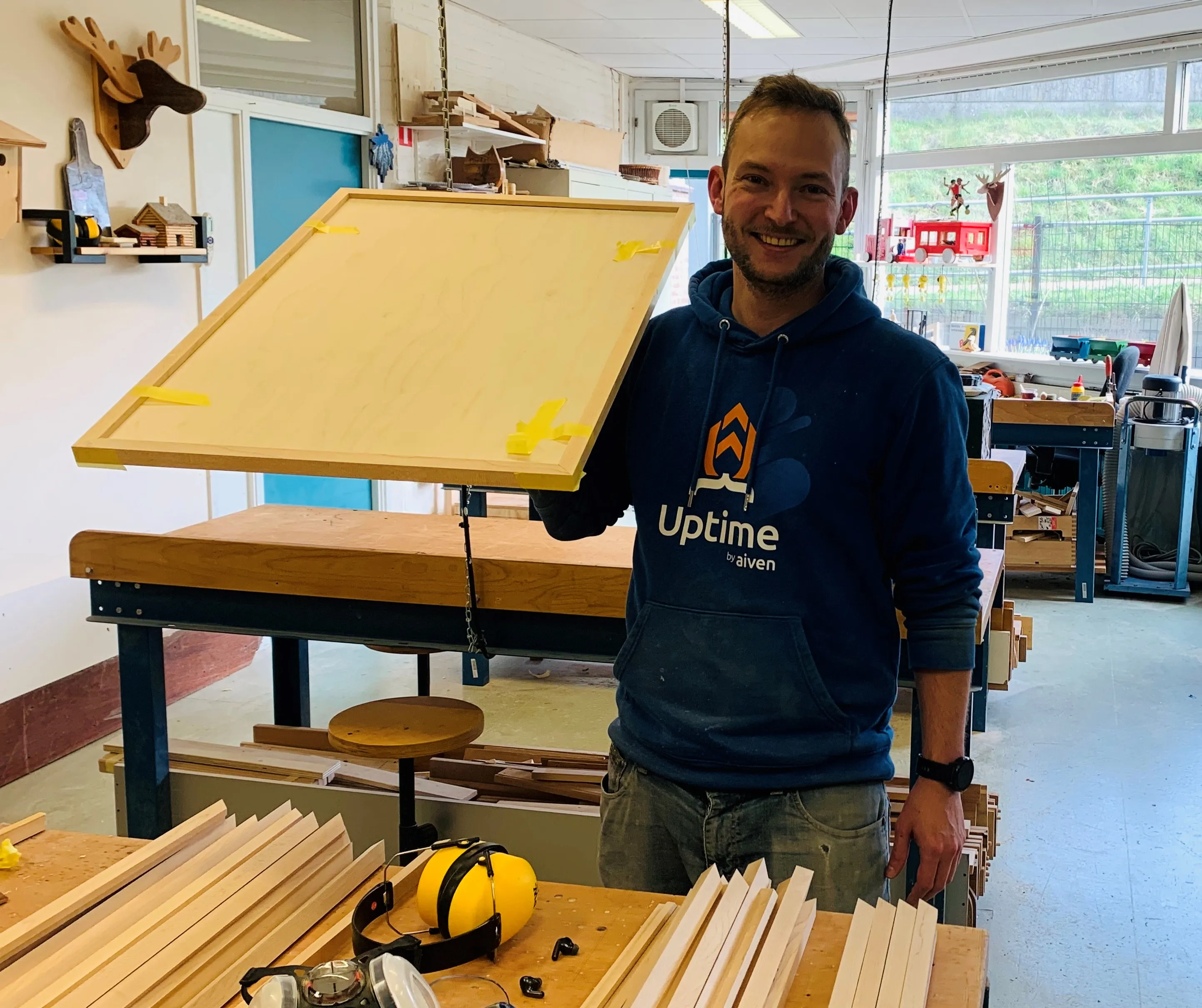 vrijwilligers van de houtwerkplaats van de piezo ambachtenwerkplaats maken dienbladen in opdracht van hofstede meerzigt foto stichting piezo