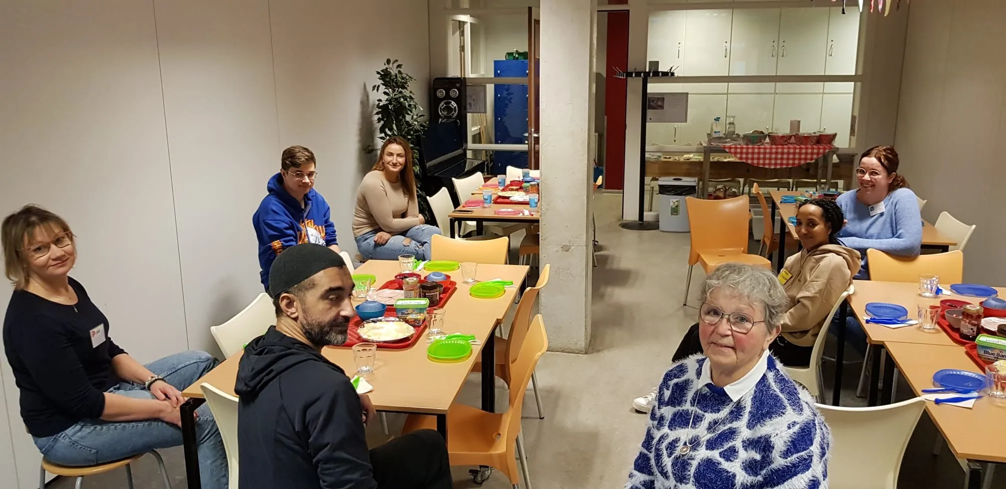 vrijwilligers van de kinderwijklunch zitten klaar om de kinderen te ontvangen foto stichting piezo