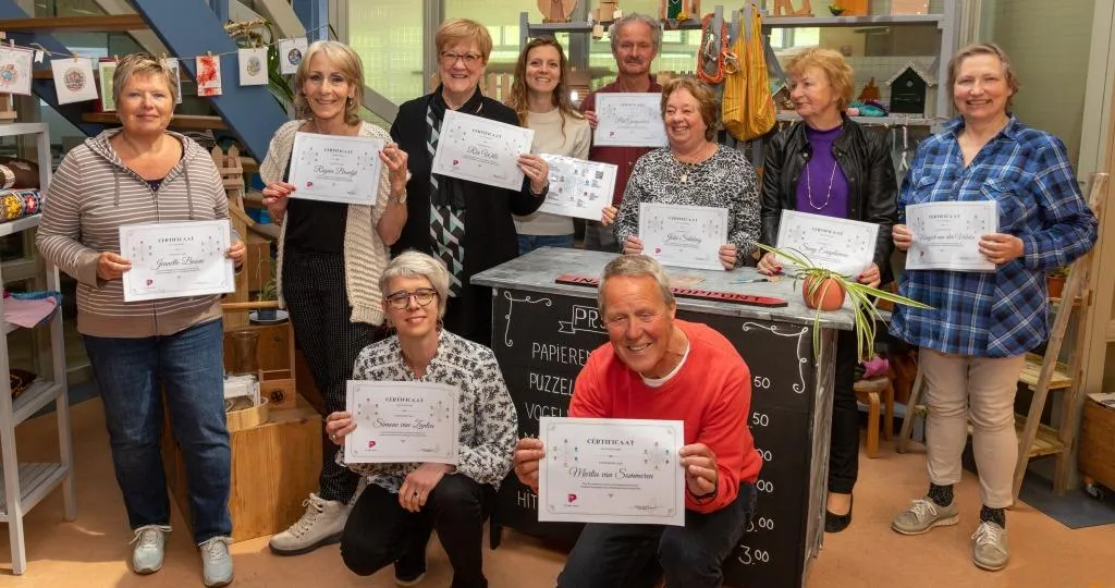 vrijwilligers van piezo met hun certificaat van deelname aan de training positieve gezondheid foto stichting piezo