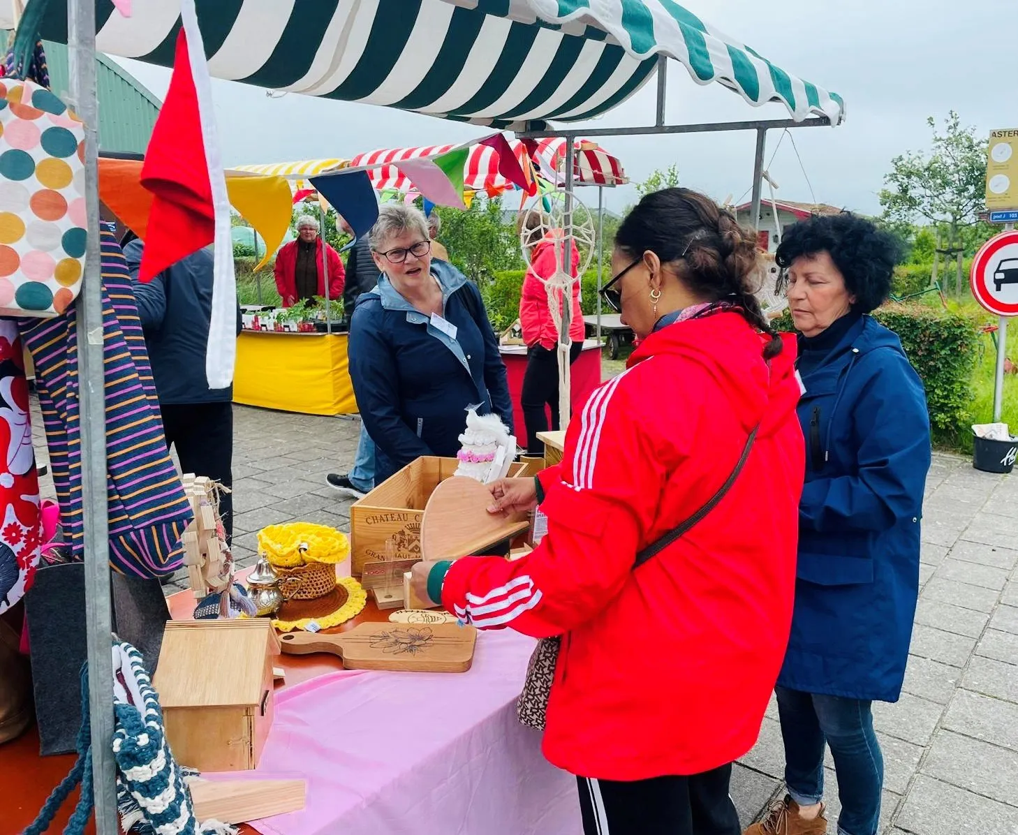 vrijwilligers van piezo verkopen spullen van de upcyclestore tijdens het jubileumfeest van tuinvereniging seghwaert foto stichting piezo