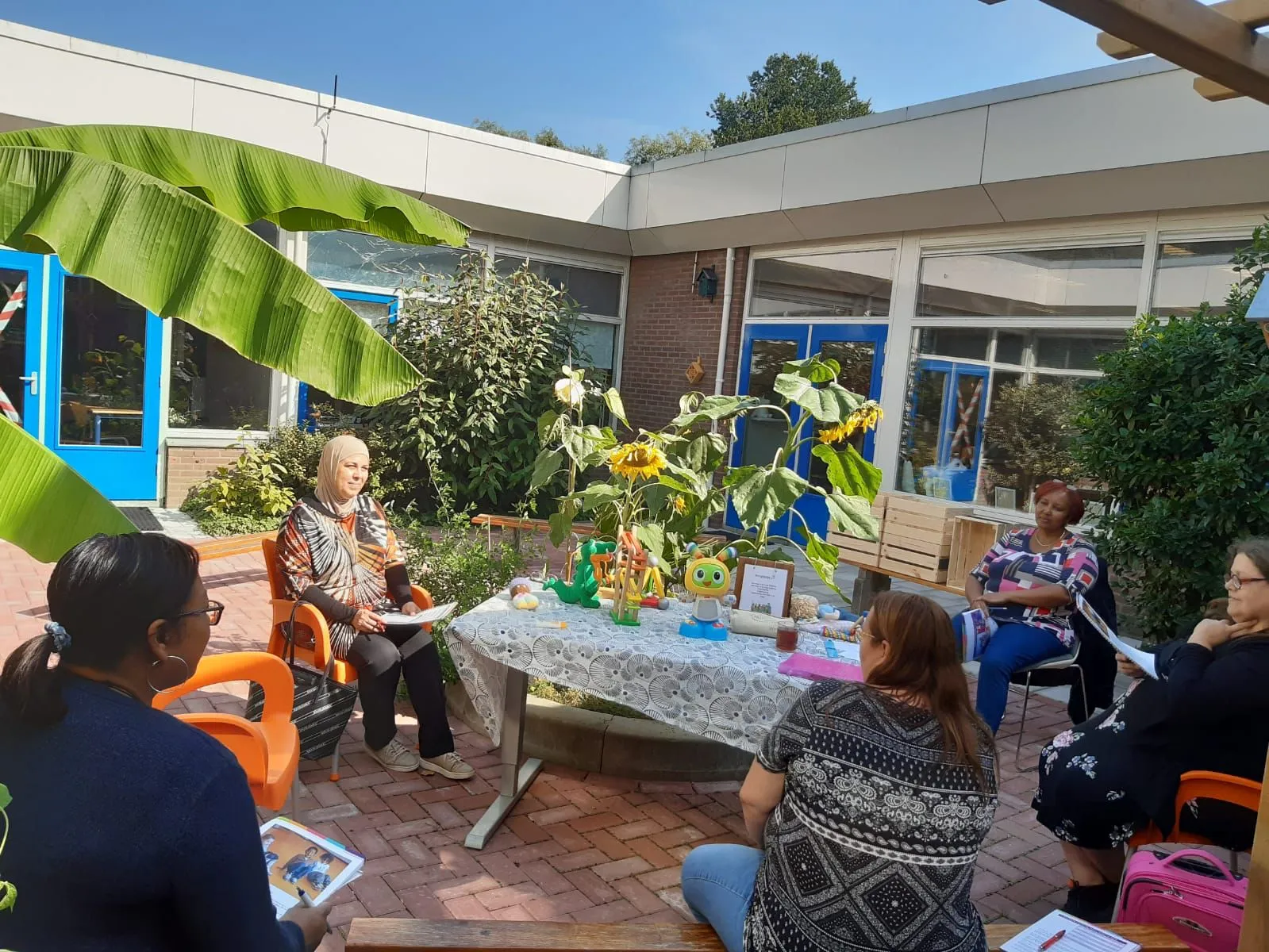 vrijwilligers volgen kinderoppastraining fotograaf stichting piezo
