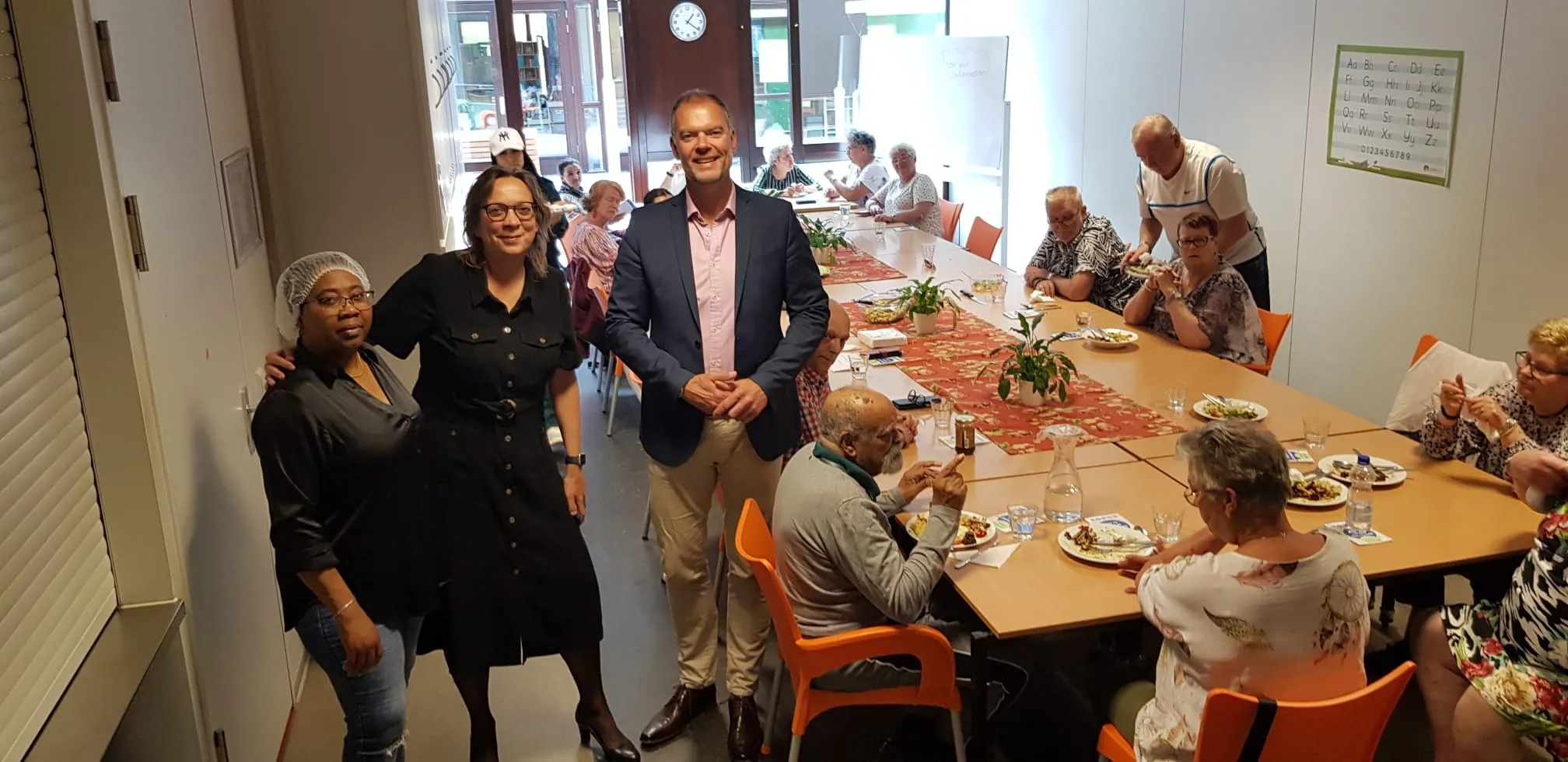 wijkwethouder palenstein eet mee met de warme wijklunch bij het vonkje in palenstein foto stichting piezo
