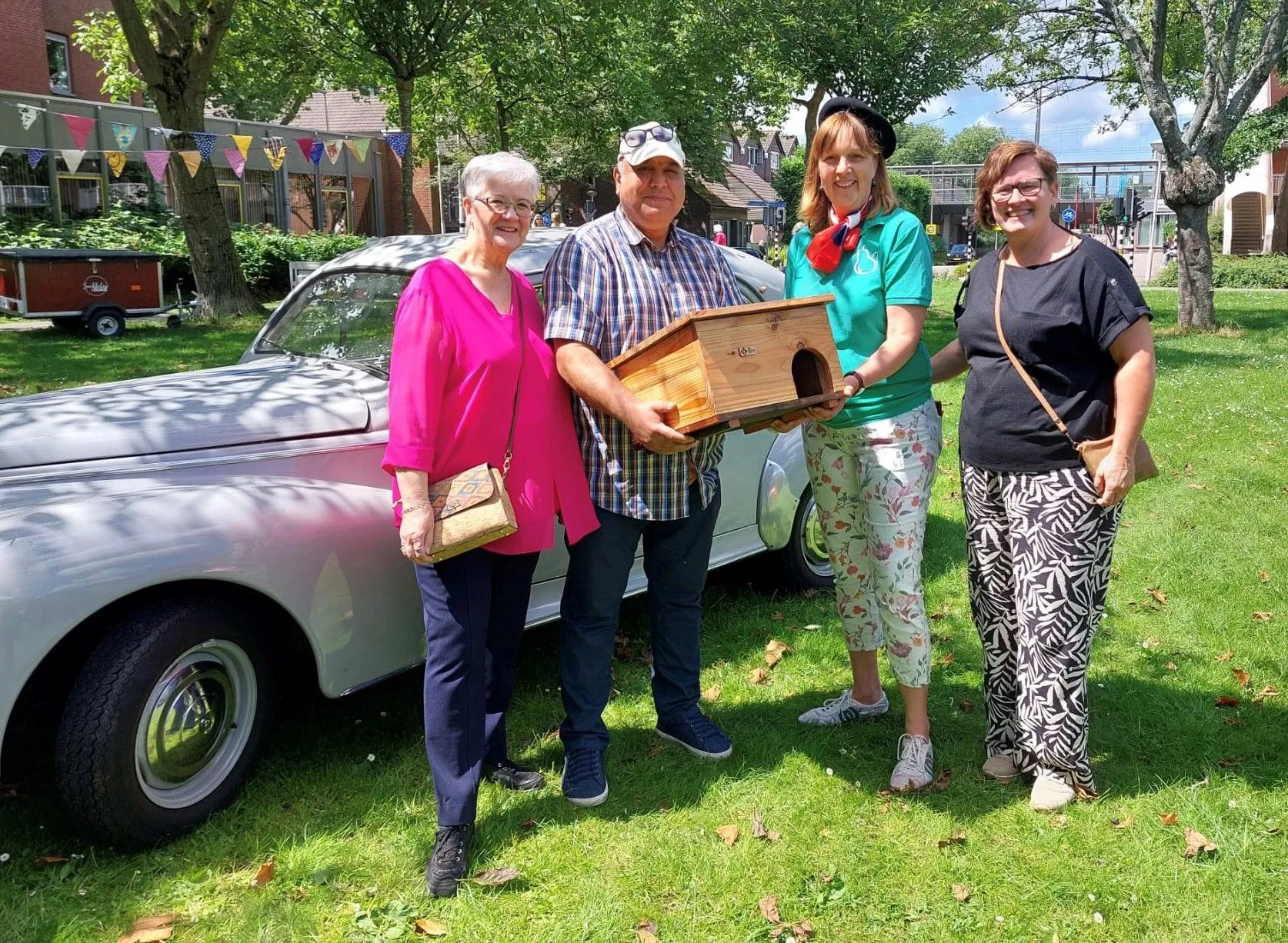 zelfgemaakt egelhuisje cadeau ter ere van het 10 jarig jubileum van de hof van seghwaert foto stichting piezo