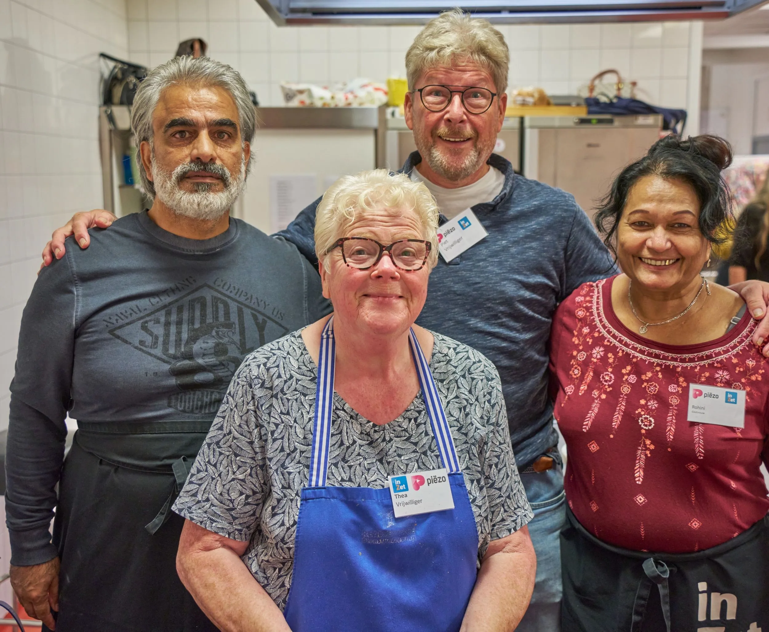 de vrijwillige koks van piezo maken creatieve gerechten met de onverkochte producten van dirk en voorkomen daarmee voedselverspilling fotograaf leon koppenol