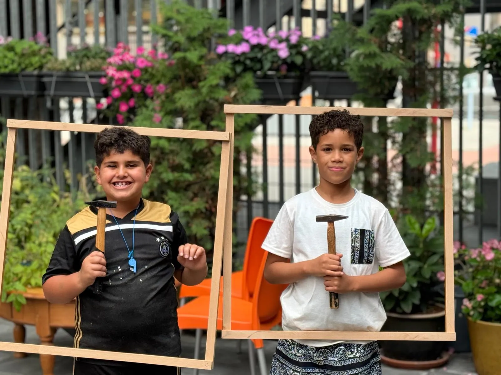 kinderen van de piezo talentenacademie palenstein timmeren originele levende zelfportretten foto stichting piezo