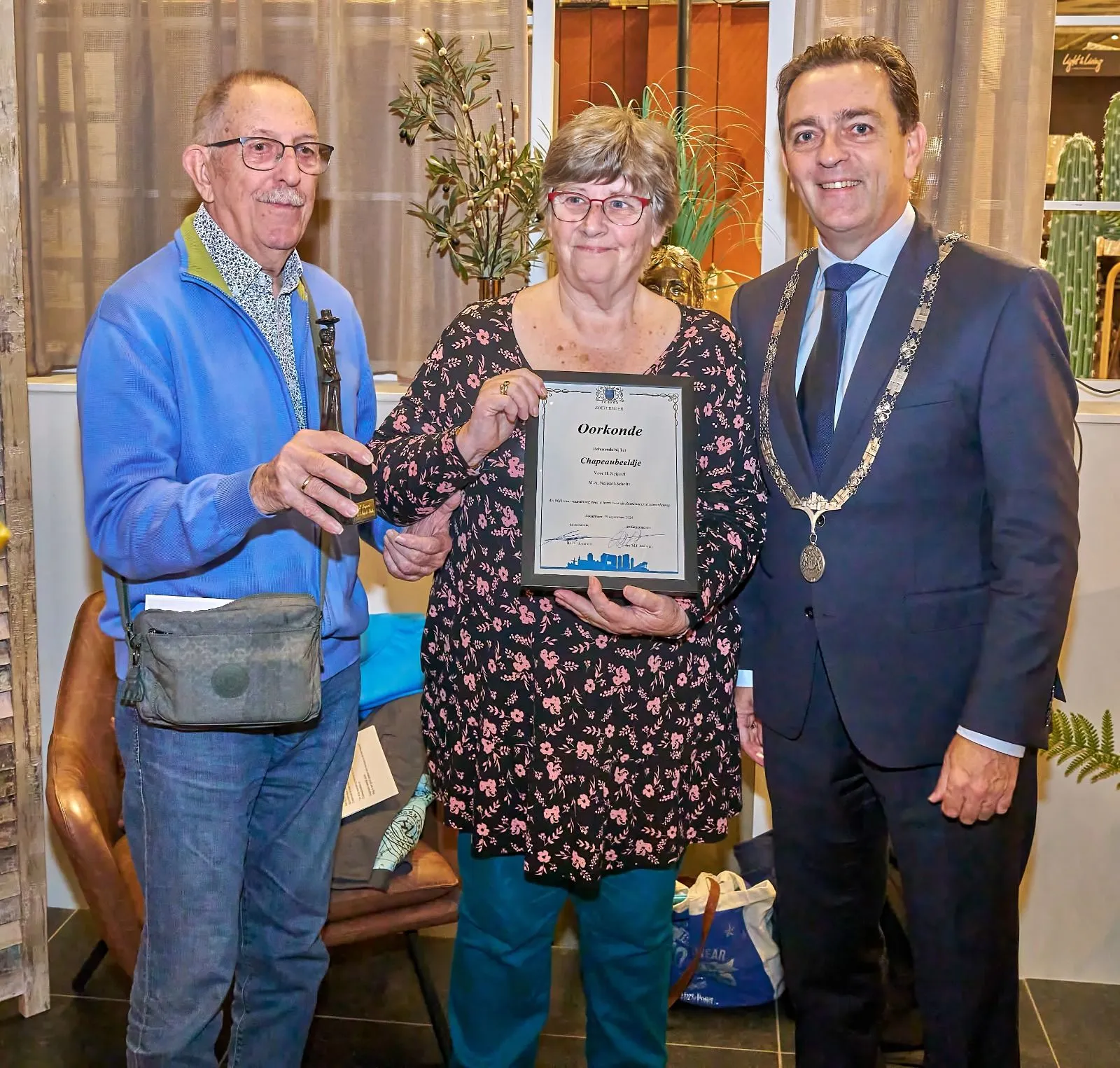 uitreiking chapeaubeeldje echtpaar neijssel