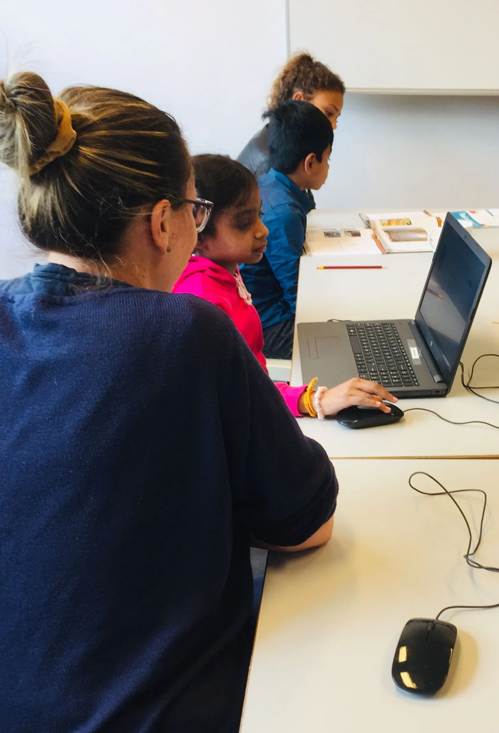 huiswerk maken in een gezellige en ontspannen sfeer bij de studieplekken van piezo foto stichting piezo