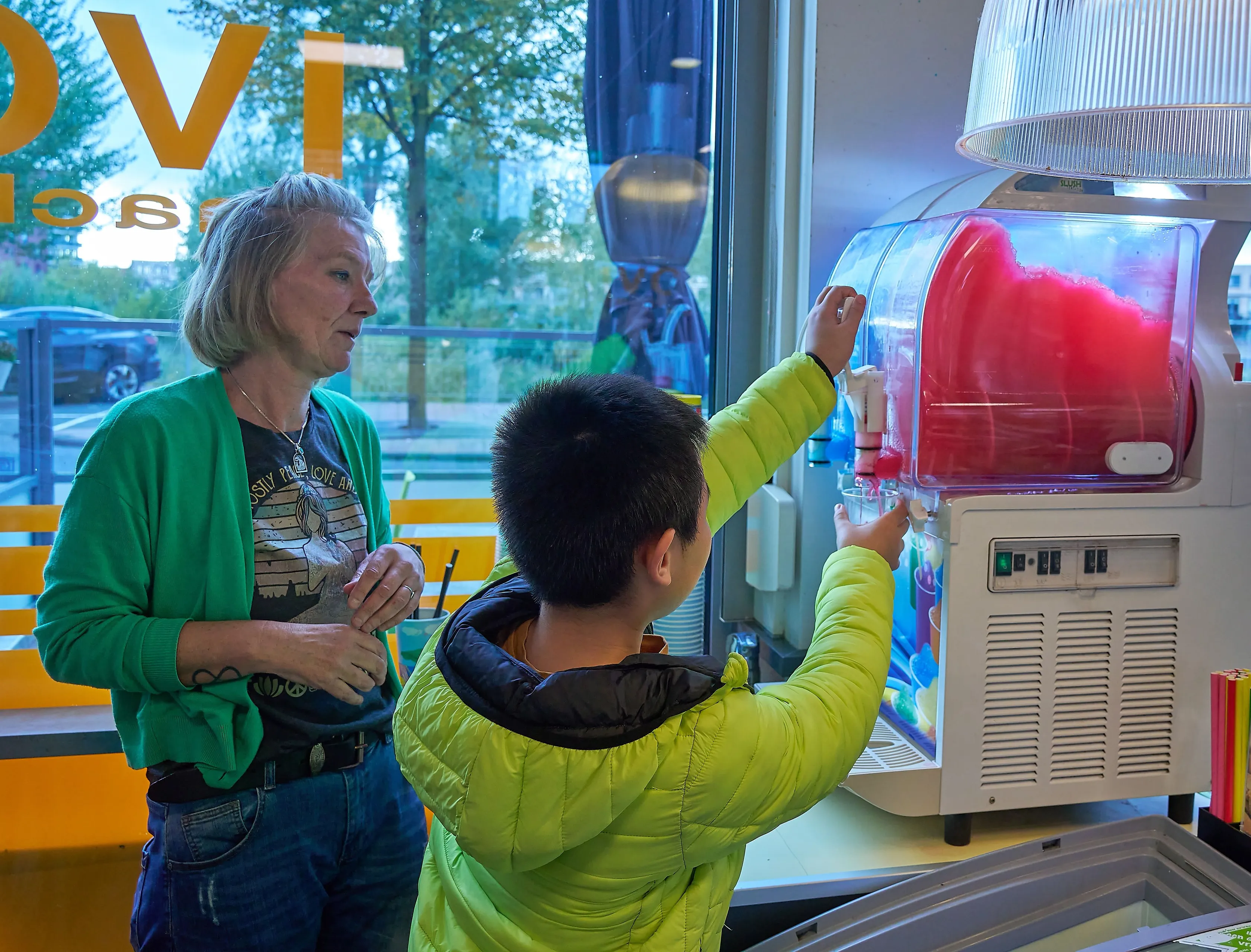 kinderen van de piezo talentenacademie in oosterheem leren tijdens de lessen over horeca hoe het is om in een snackbar te werken 2 fotograaf leon koppenol