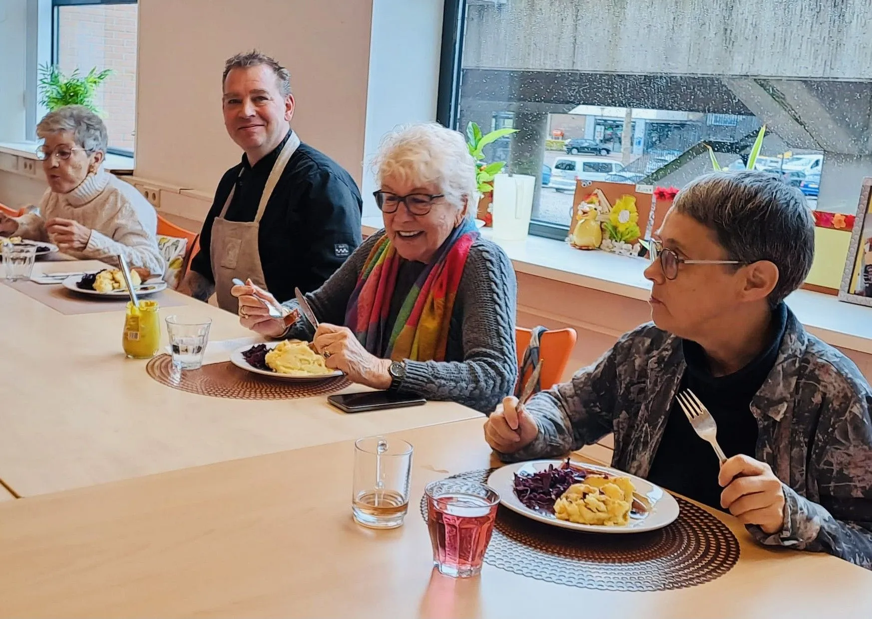 deelnemers van het vonkje genieten samen met een professionale kok van een heerlijke stamppot foto stichting piezo
