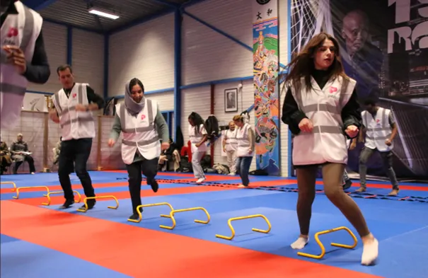 inburgeraars volgen een sportclinic bij budoschool kai sei fotograaf petra van der bijl
