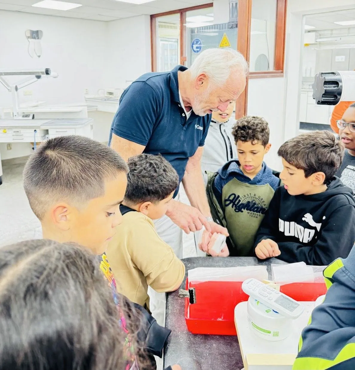 kinderen van de piezo talentenacademie op werkbezoek bij de darwinkliniek foto stichting piezo