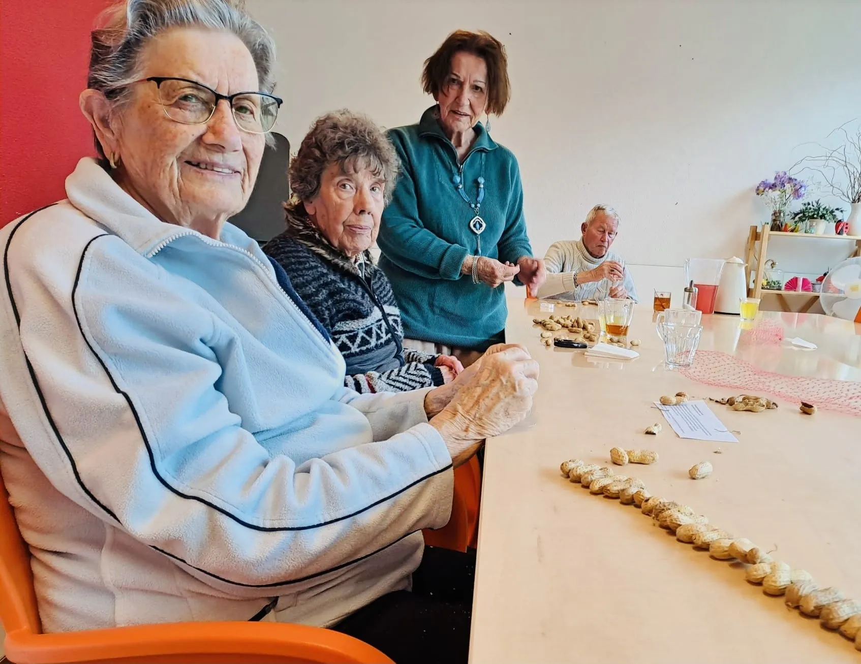 ouderen van het vonkje in meerzicht maken pindaslingers voor de vogels foto stichting piezo