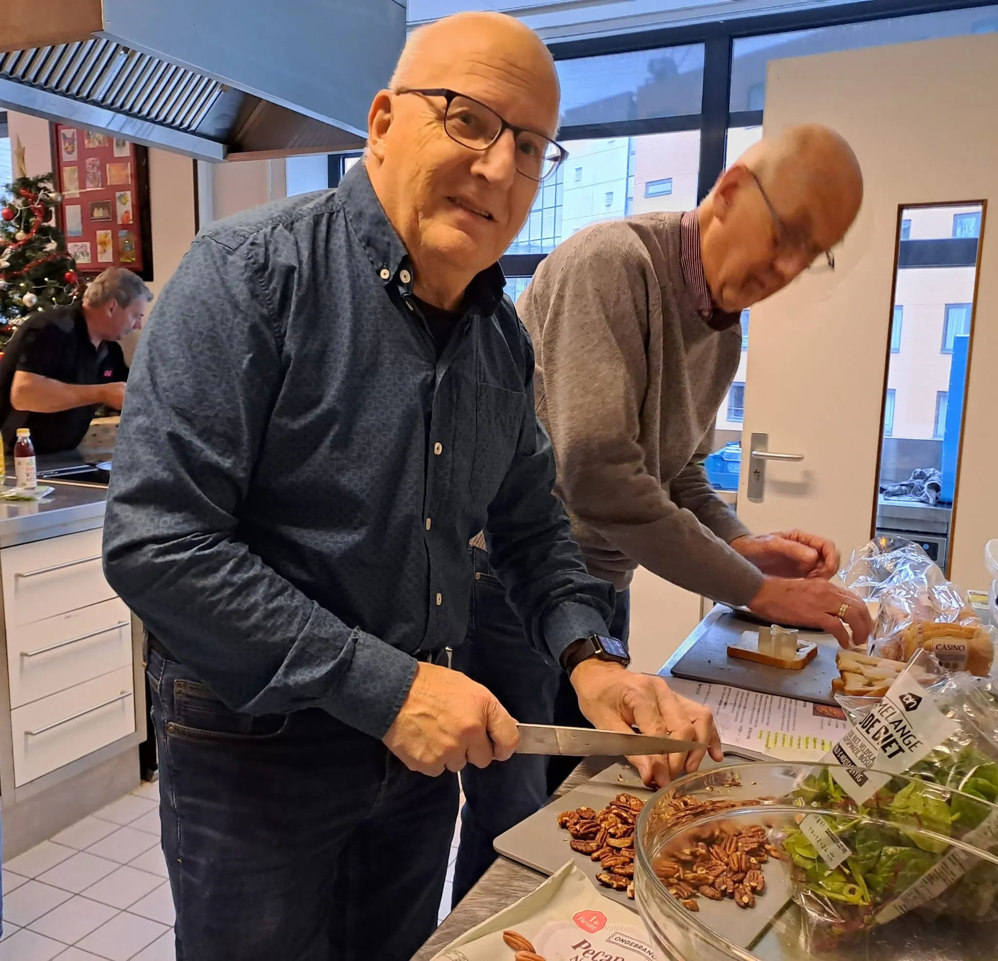 deelnemers van de kooklessen voor mannen koken samen een heerlijk kerstdiner foto stichting piezo