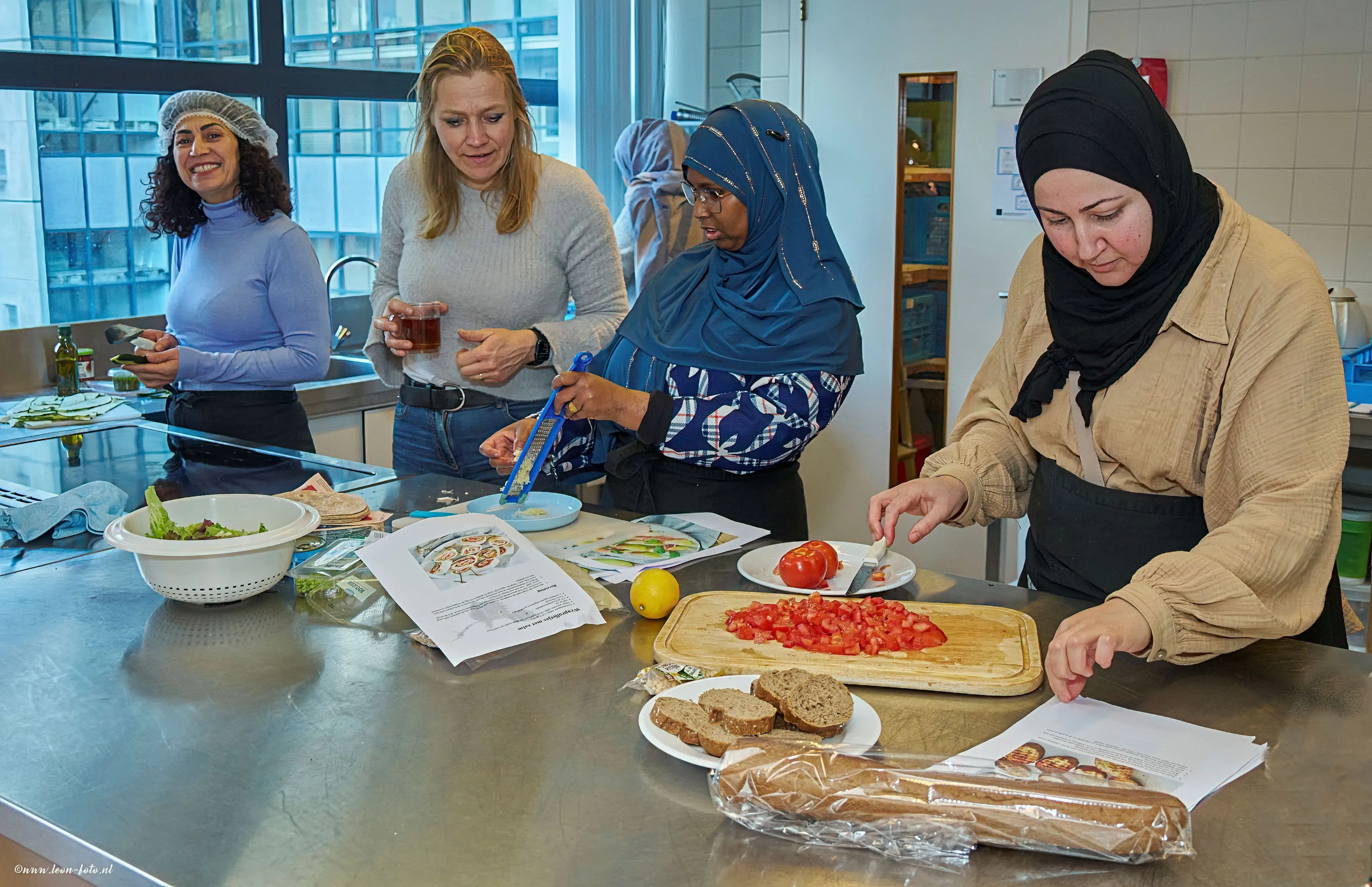 deelnemers van voel je goed krijgen les van de dietiste fotograaf leon koppenol