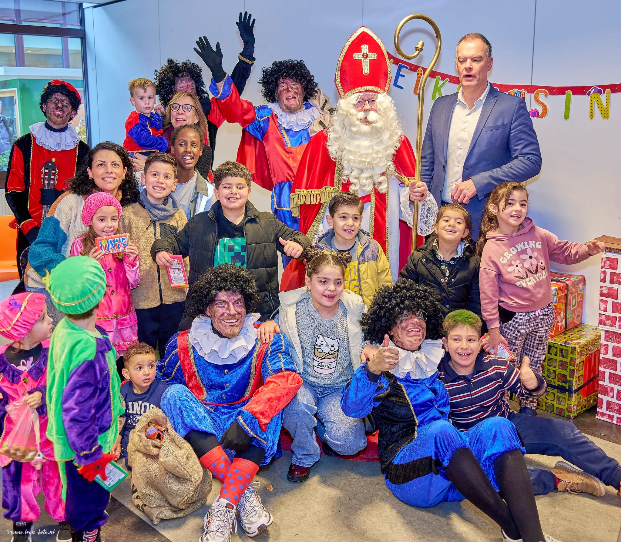 grote opkomst bij het groot sint en pietenfeest fotograaf leon koppenol