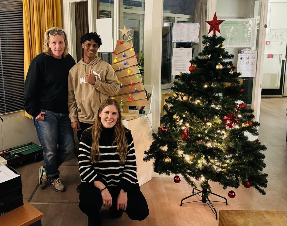 moaz en zijn begeleiders van jeugdformaat hebben de houten boom een mooi plekje gegeven in de woning foto stichting piezo