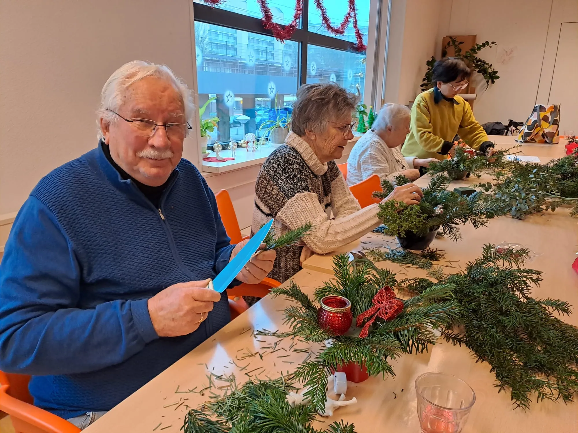 ouderen van het vonkje bij inzet meerzicht creeren kerstsfeer met eigen kerststukjes foto stichting piezo