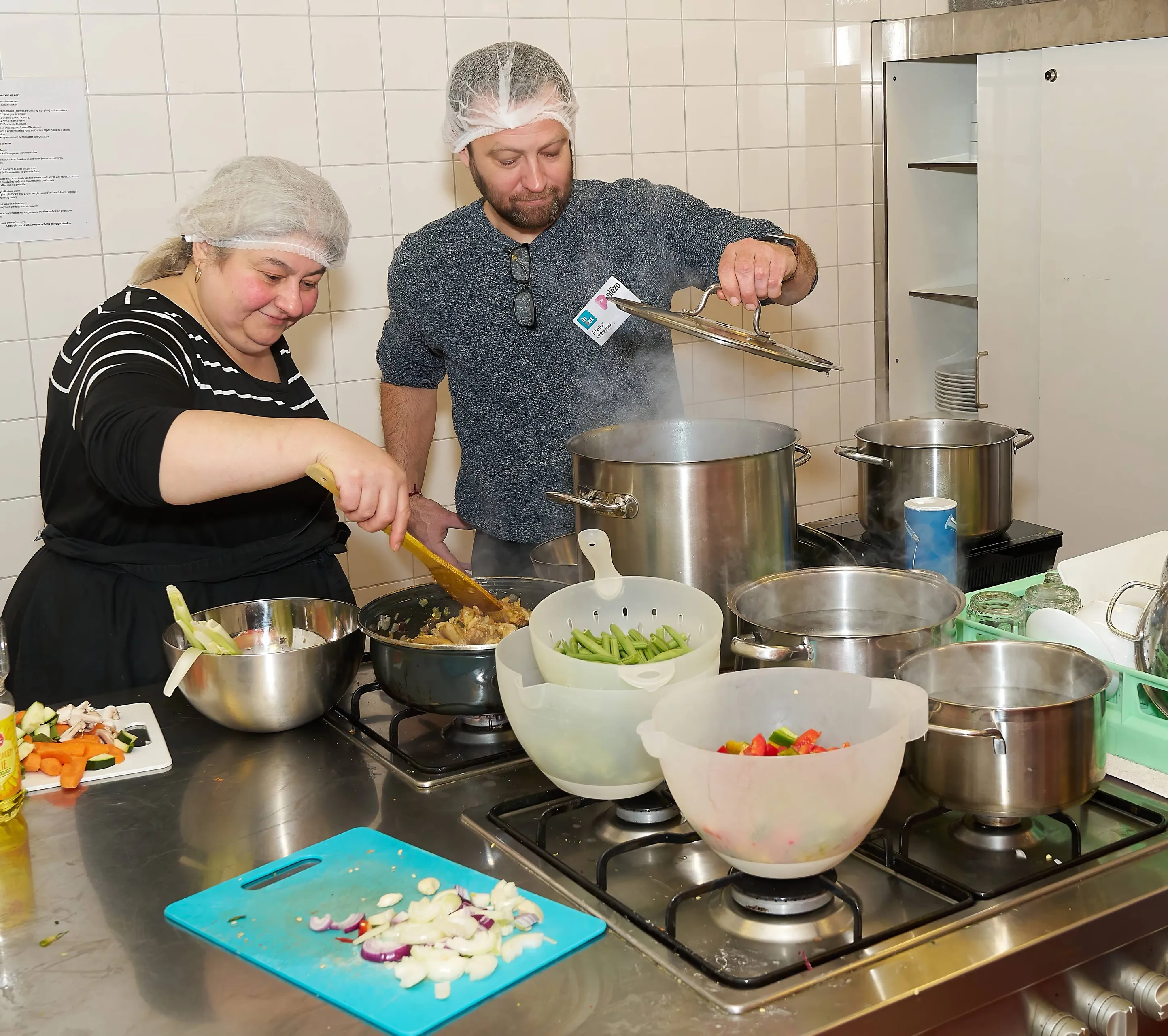 vrijwilligers van piezo koken samen een wijkmaaltijd fotograaf leon koppenol