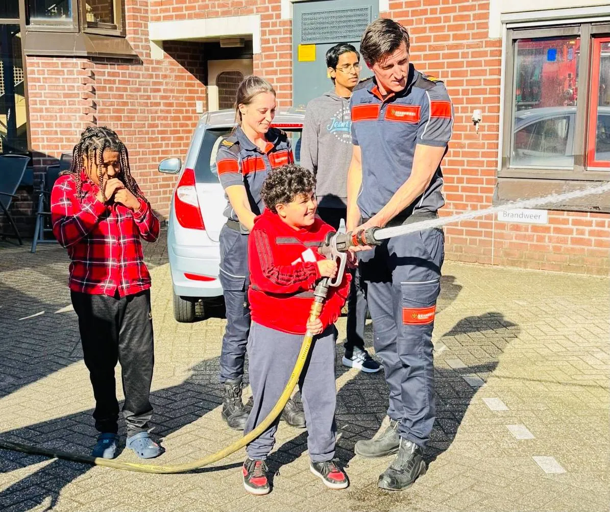 kinderen van de piezo talentenacademie orde veiligheid krijgen les van de brandweer foto stichting piezo