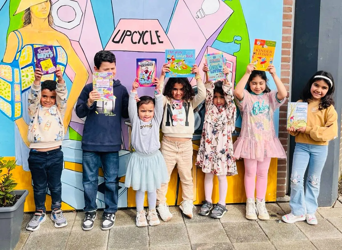 deze kinderen hebben als eerstse hun gratis boekenpakketje in ontvangst genomen bij de piezo ambachtenwerkplaats foto stichting piezo
