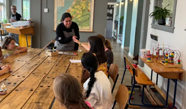 een medewerker van de zoetelaar deelt vol enthousiasme haar verhaal met de kinderen van de piezo talentenacademie een mooi moment van leren en inspiratie foto stichting piezo