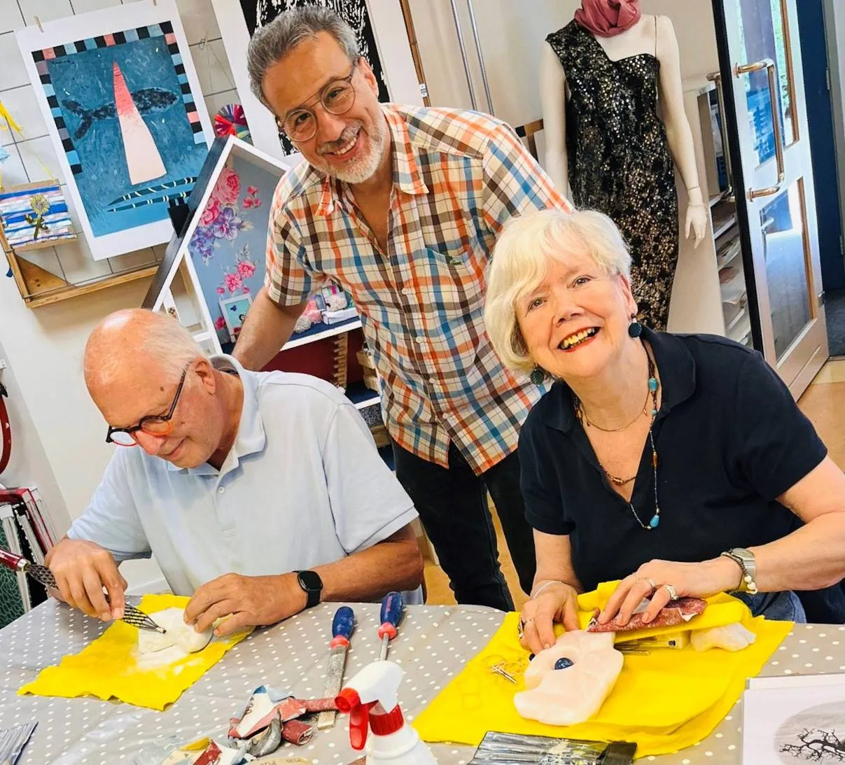 Speksteen bewerken in de Piëzo Ambachtenwerkplaats - foto Stichting Piëzo