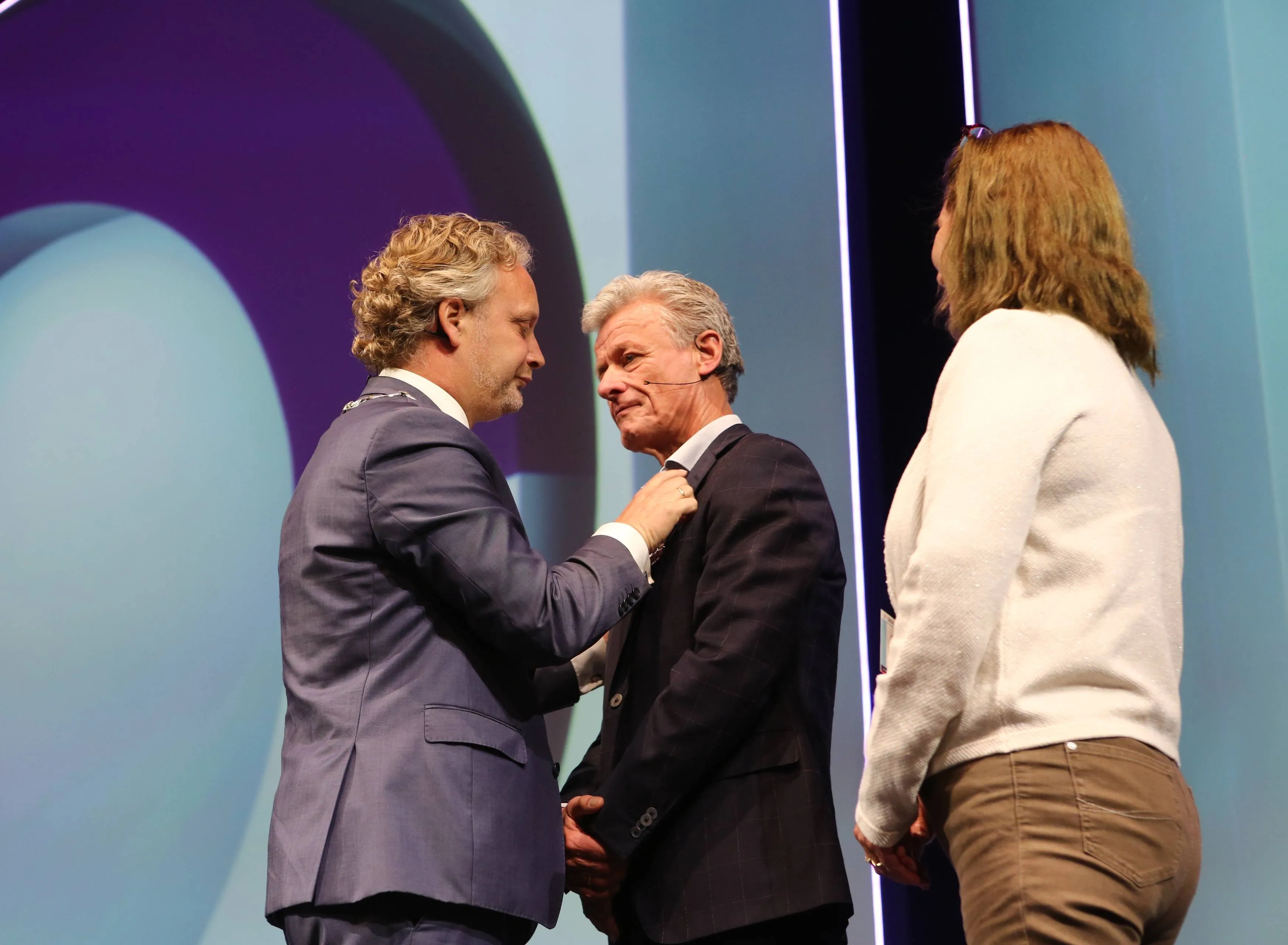 Foto 2_Otto Jelsma ontvangt Koninklijke onderscheiding Ridder in de Orde van Oranje Nassau