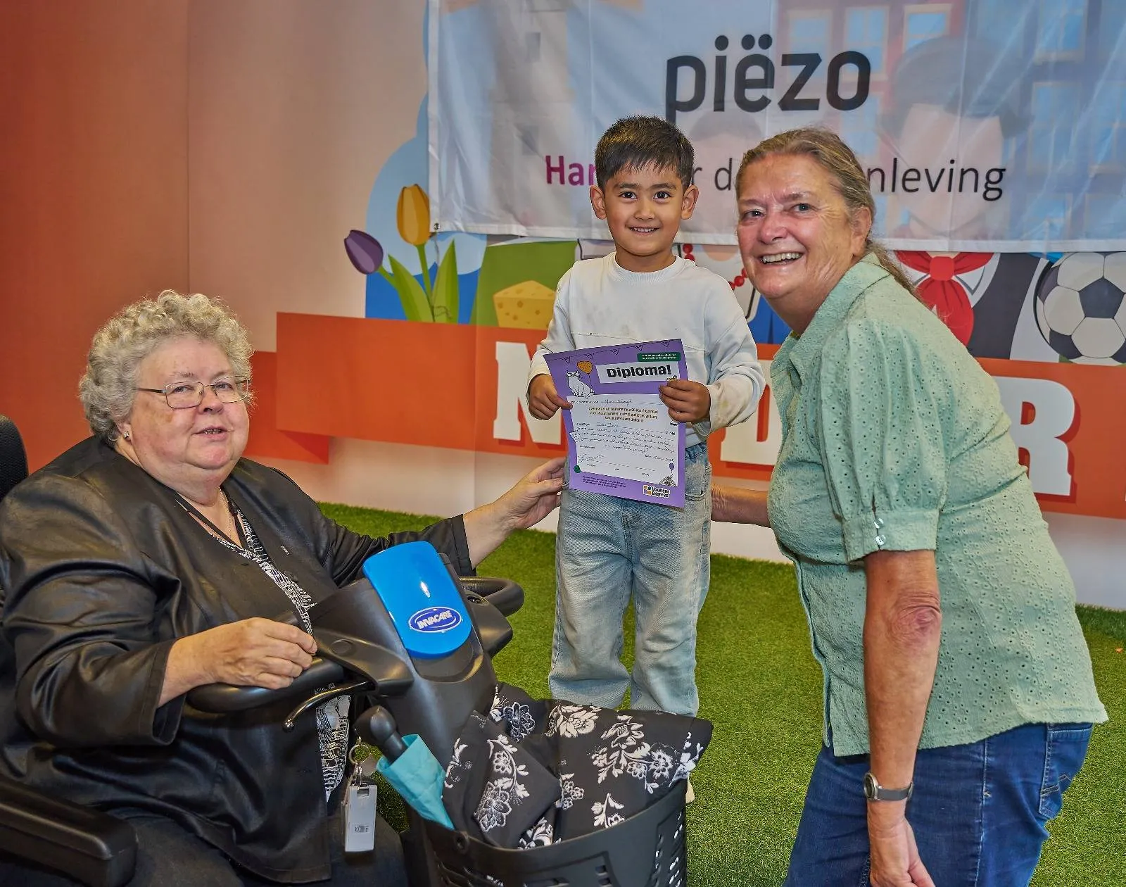 Kinderen en vrijwilligers trots bij feestelijke afsluiting VoorleesExpress - fotograaf Leon Koppenol