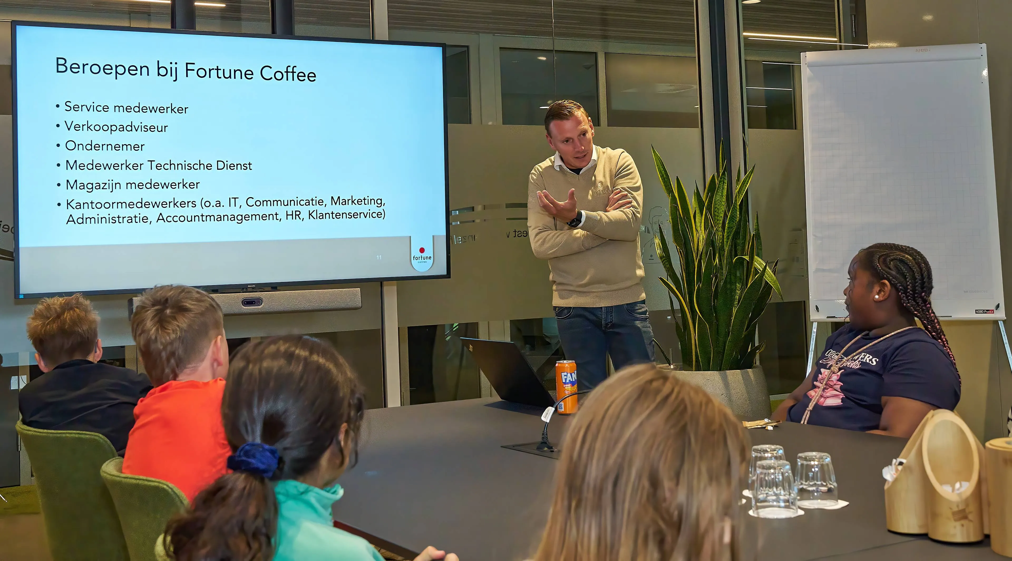 Kinderen van de Piëzo TalentenAcademie Horeca leren alles over beroepen achter de schermen bij Fortune Coffee - fotograaf Leon Koppenol
