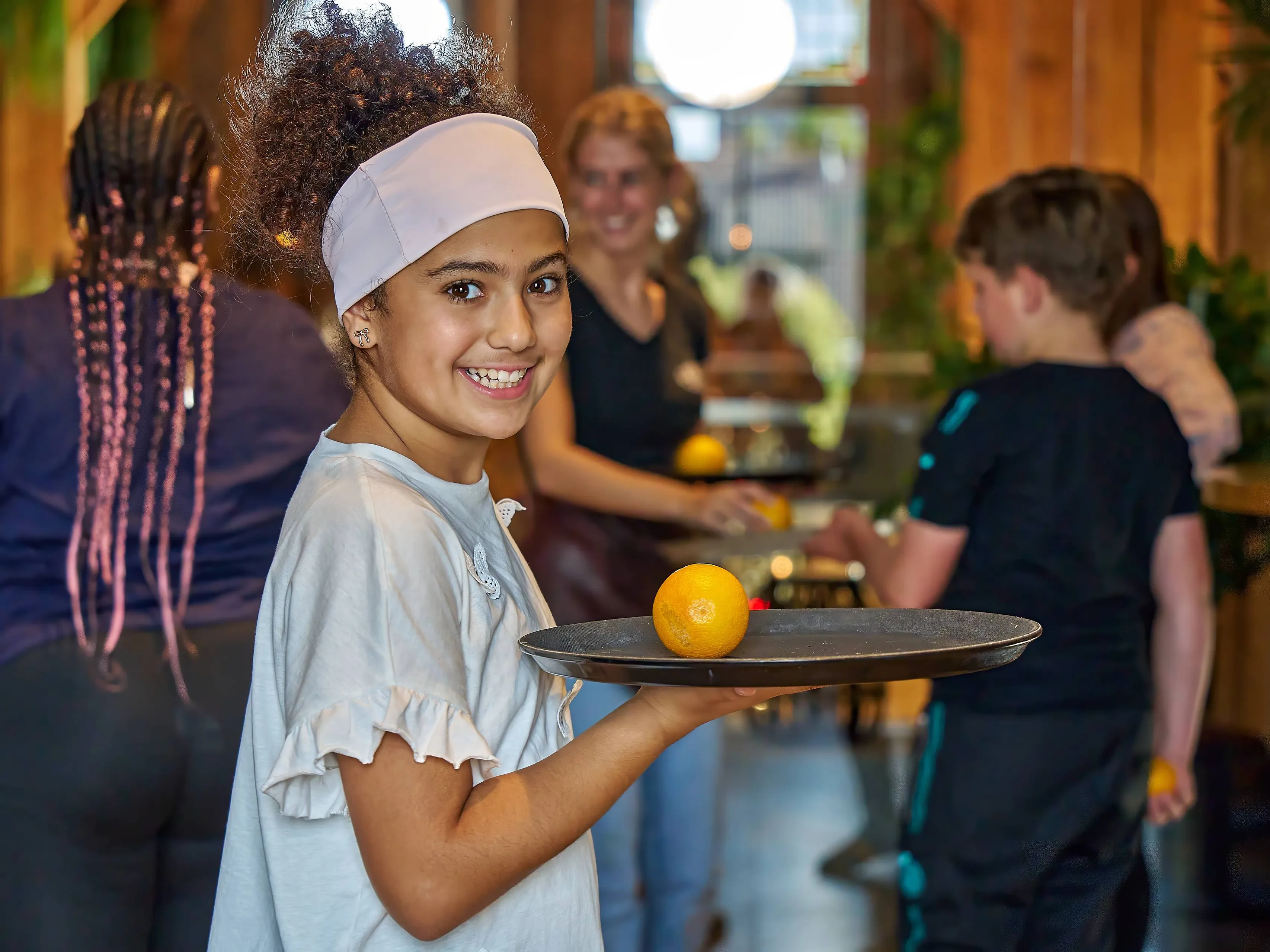 Kinderen van de Piëzo TalentenAcademie Horeca leren serveren bij Hudson - fotograaf Leon Koppenol