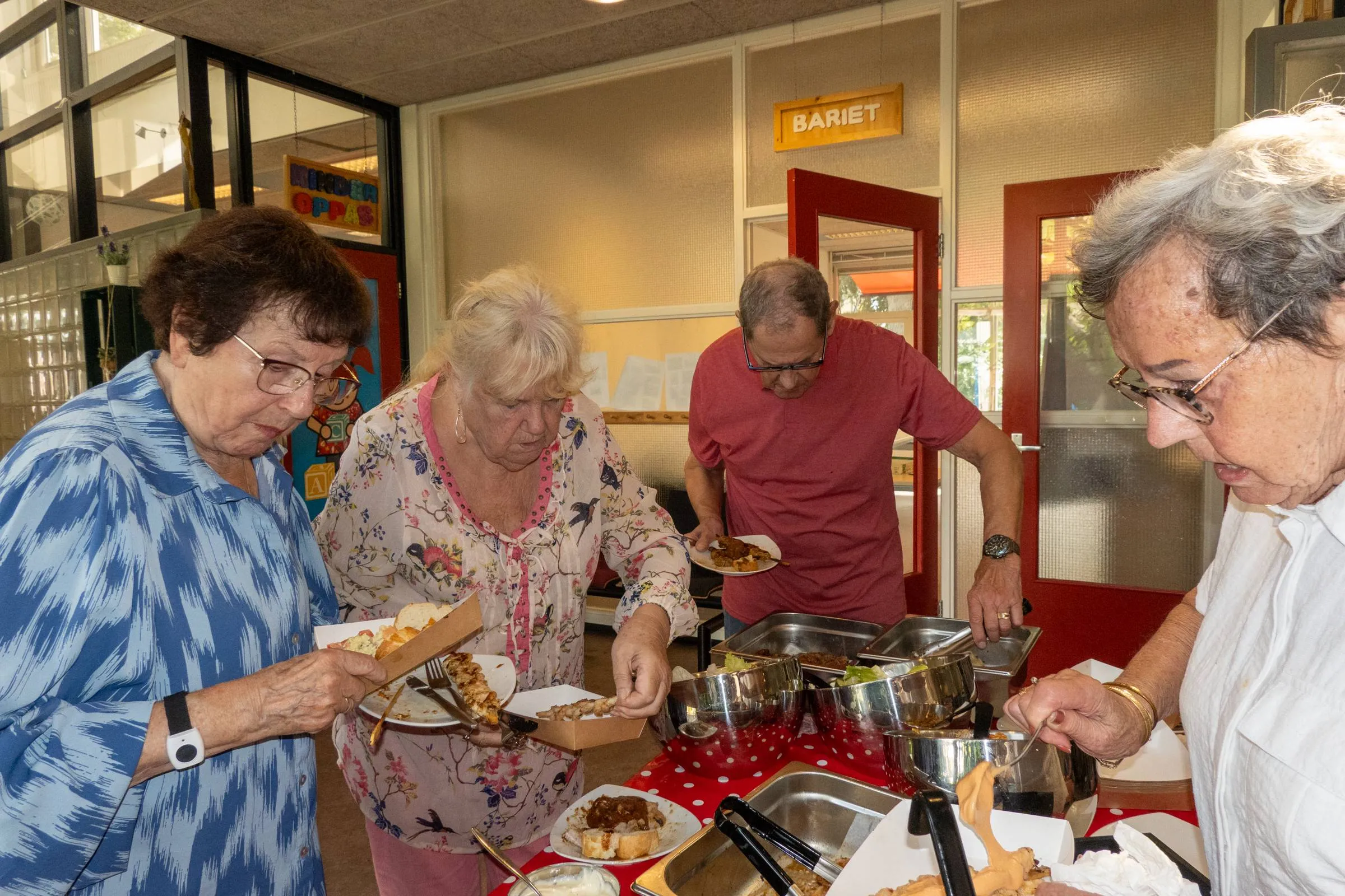 Zomer BBQ brengt buurtbewoners samen in PiëzoCentrum  Buytenwegh - foto Stichting Piëzo