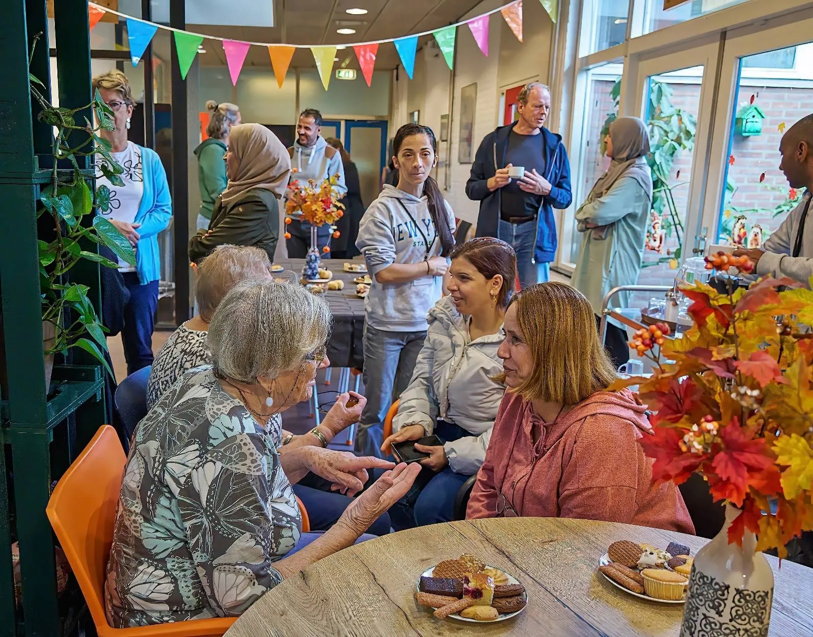 Burendag, ontmoeting, gezelligheid en verbinding tussen culturen - fotograaf Leon Koppenol