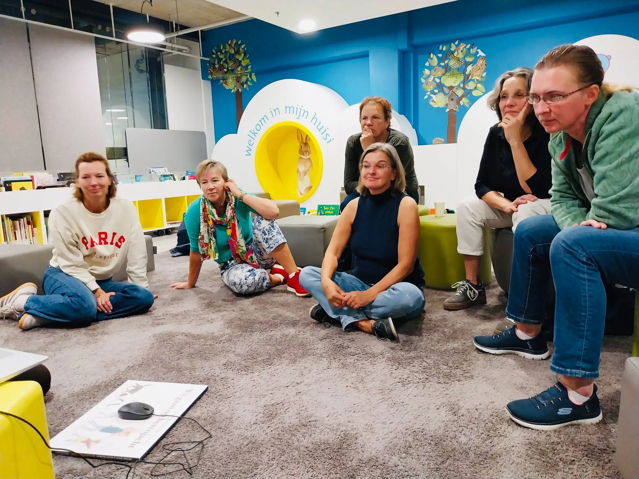 Nieuwe voorlezers van de VoorleesExpress Zoetermeer volgen training interactief voorlezen bij Bibliotheek Zoetermeer - foto Stichting Piëzo