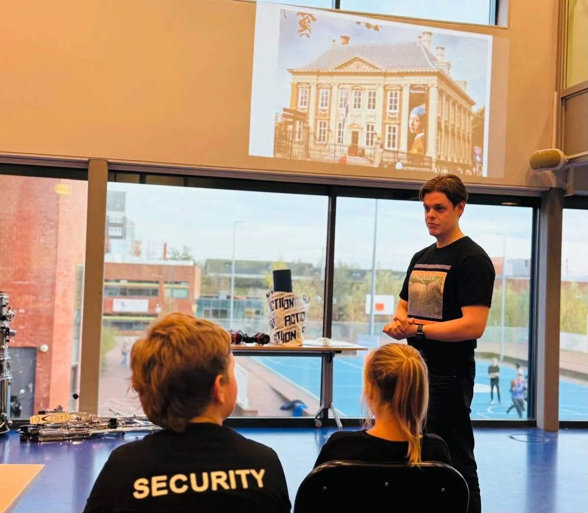 Kinderen van Piëzo TalentenAcademie Orde & Veiligheid kregen een boeiende gastles van een beveiliger van het Mauritshuis - foto Stichting Piëzo