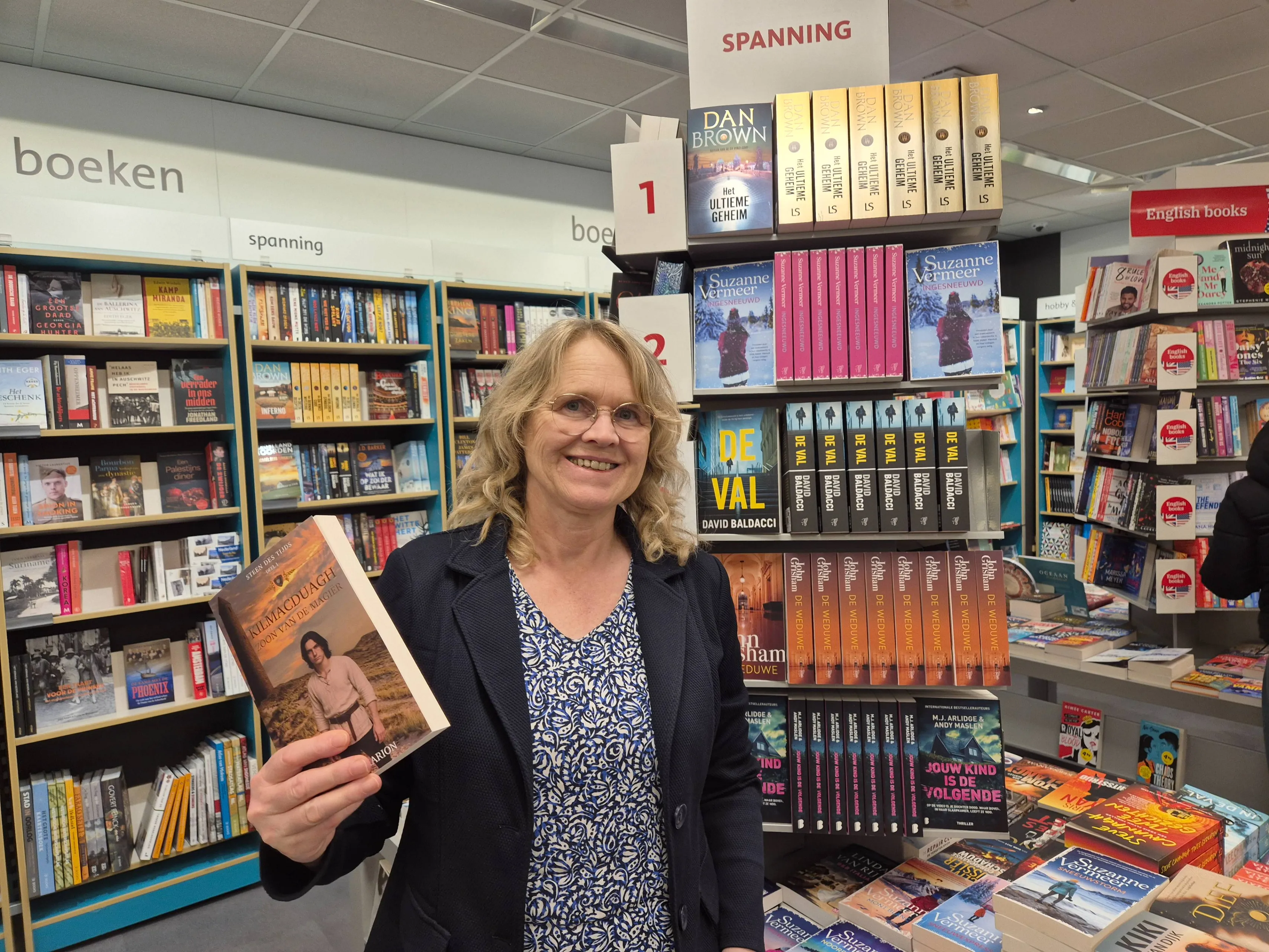 20251204_R.R.Marion met boek in Bruna voor signeersessie 14-12-2025