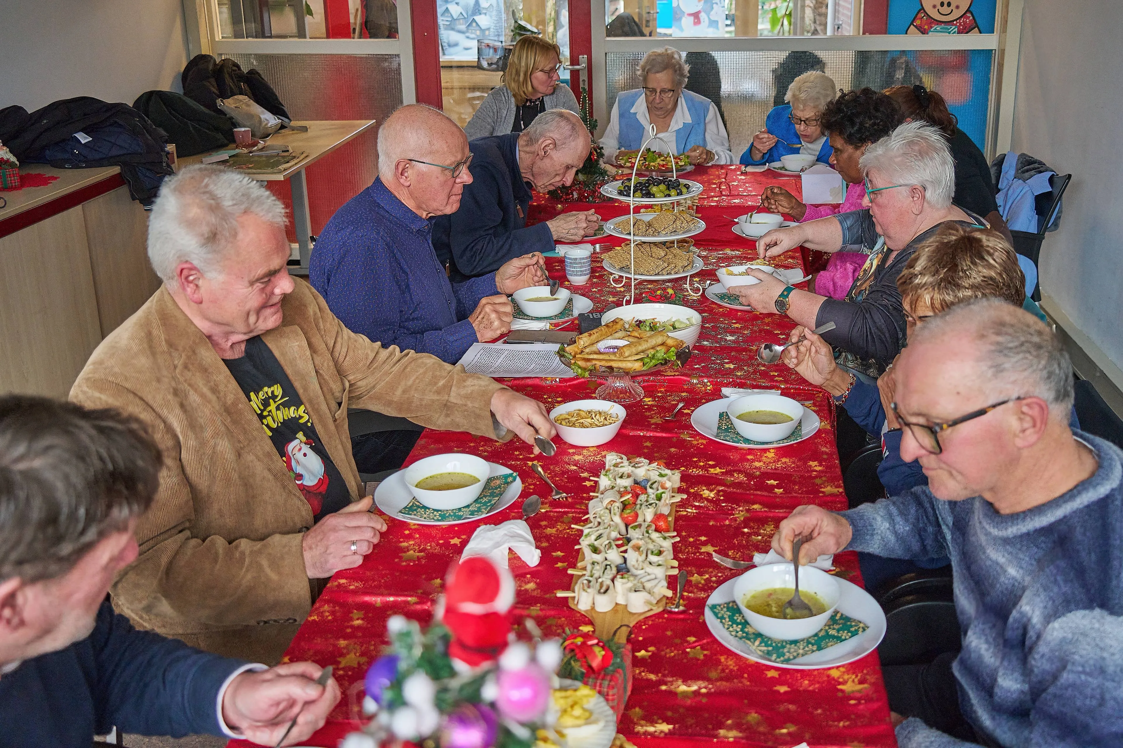 Geslaagde en gezellige kerstviering voor ouderen bij inZet Buytenwegh - fotograaf Leon Koppenol