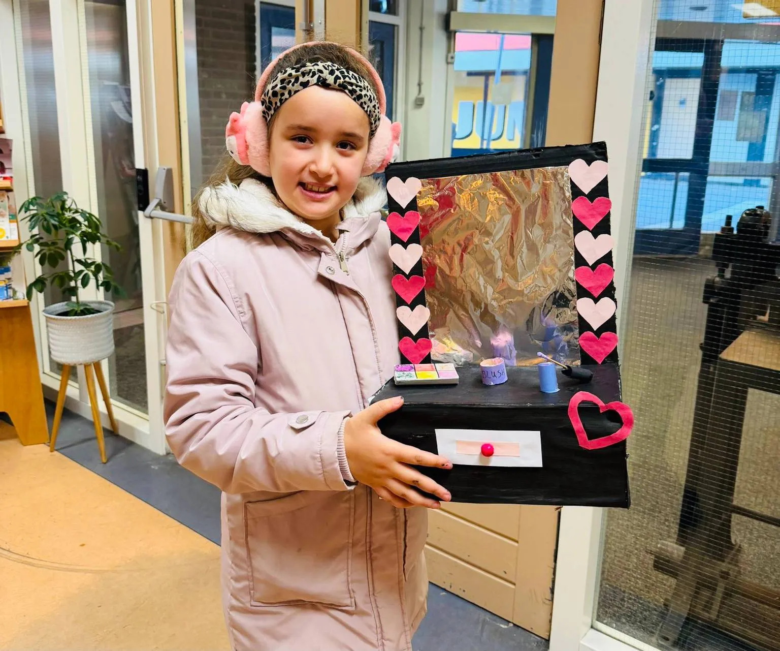 Kinderen en vrijwilligers maken unieke surprises bij de Ambachtenwerkplaats - foto Stichting Piëzo