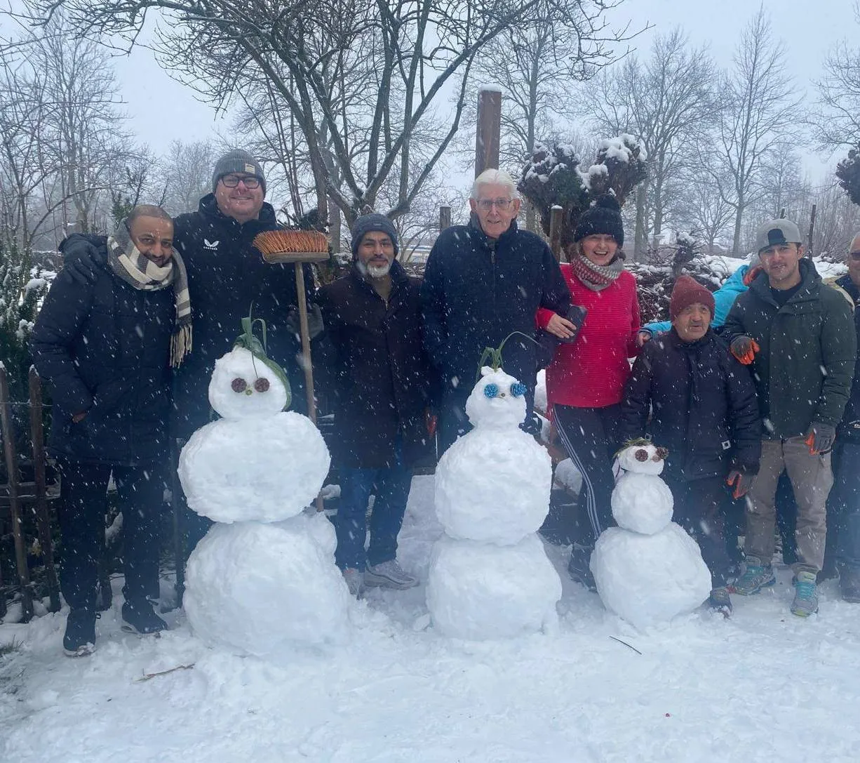 Buurtbewoners en vrijwilligers van Piëzo genieten samen volop van de sneeuw in Wijktuin Noordhove - foto Stichting Piëzo