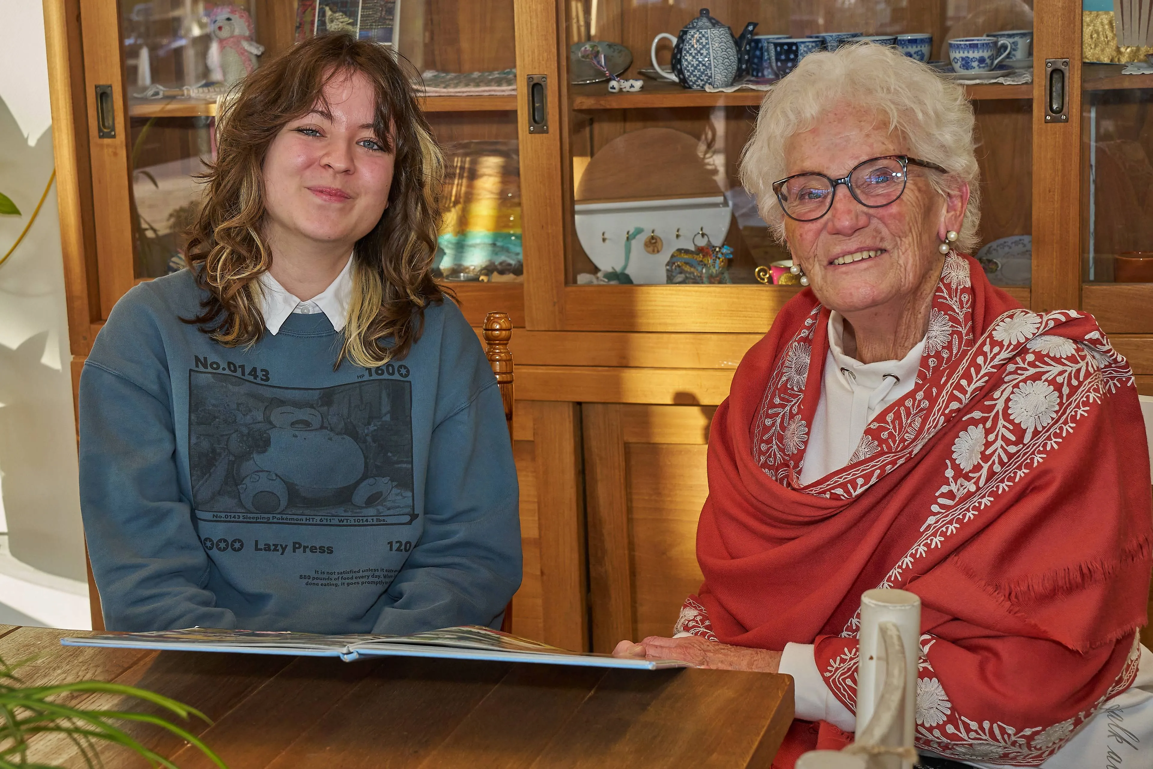 Quinty (19) en Ardy (83) delen hun liefde voor lezen als vrijwilliger bij de VoorleesExpress - fotograaf Leon Koppenol