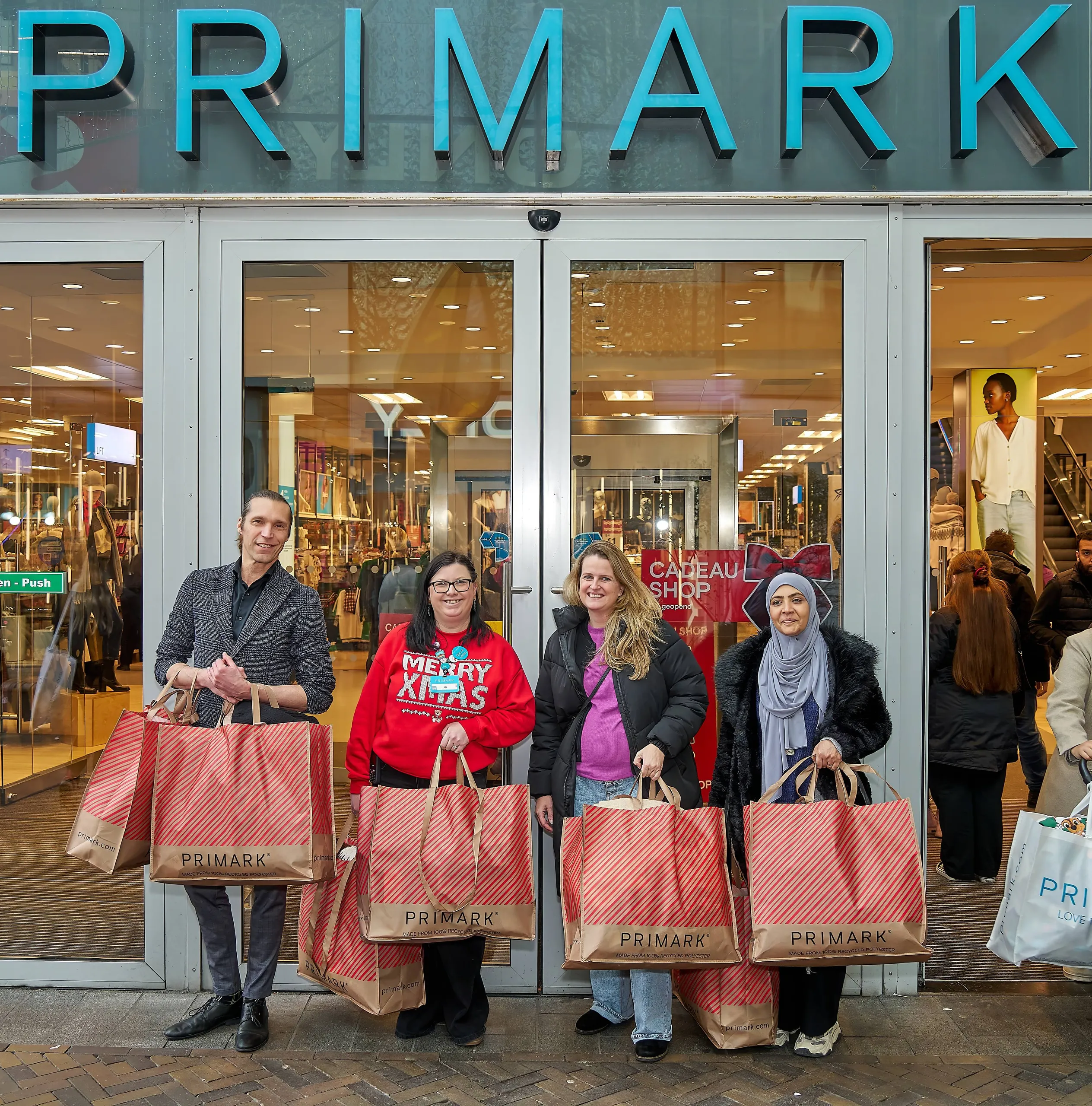 Warme winterdonatie van Primark Zoetermeer voor deelnemers Stichting Piëzo - fotograaf Leon Koppenol