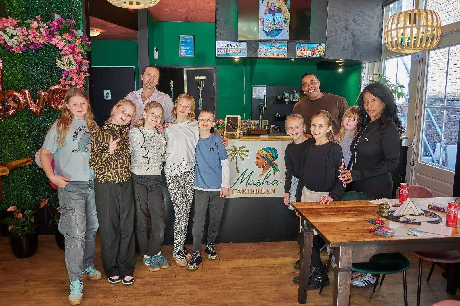 Kinderen van de Piëzo TalentenAcademie Horeca op werkbezoek bij Masha Carribean Food in de Dorpsstraat - fotograaf Leon Koppenol