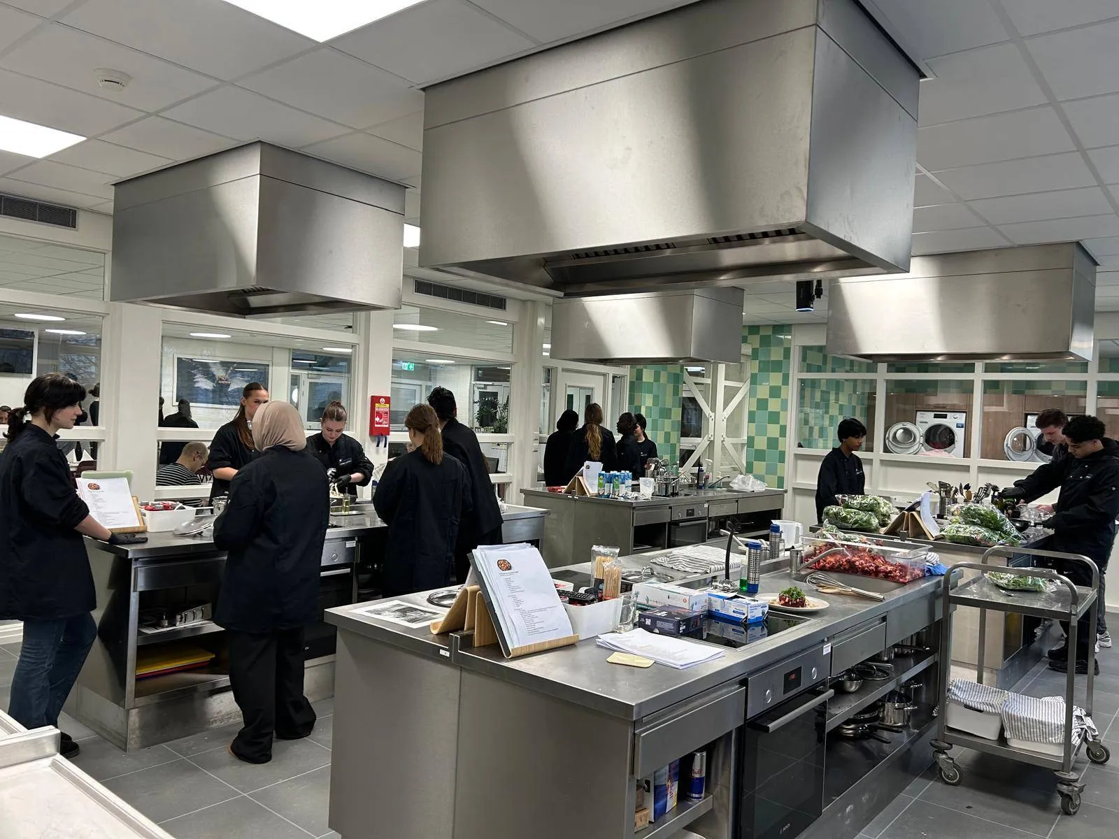 Vierdeklassers koken voor ouders