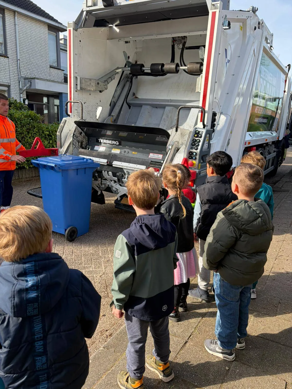 Vuilniswagen op de Waterlelie FotoPR