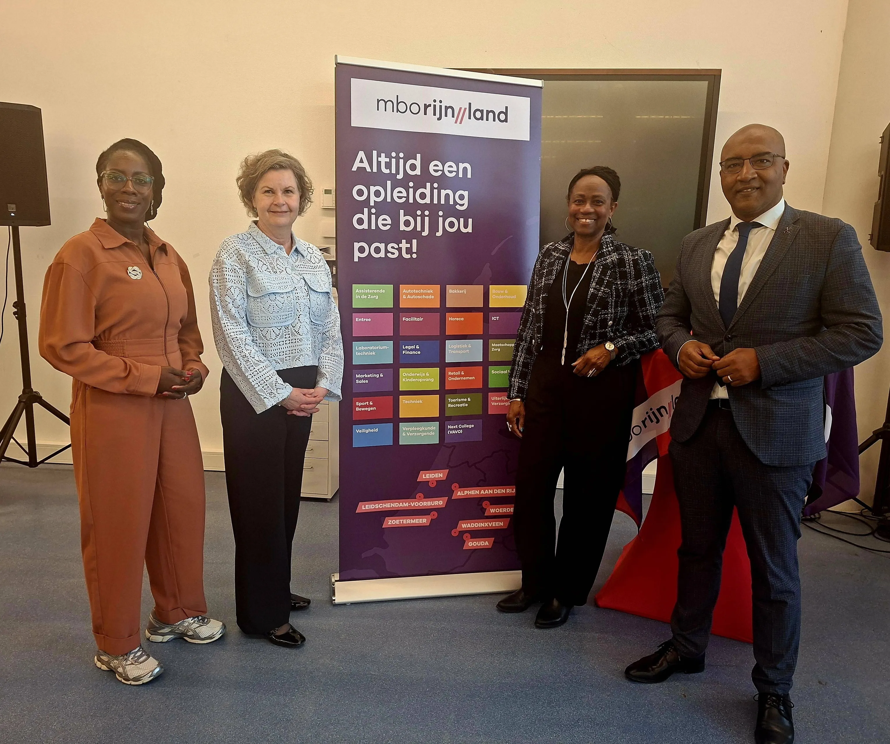 Foto 2-groepsfoto ISK-samenwerking 16plus