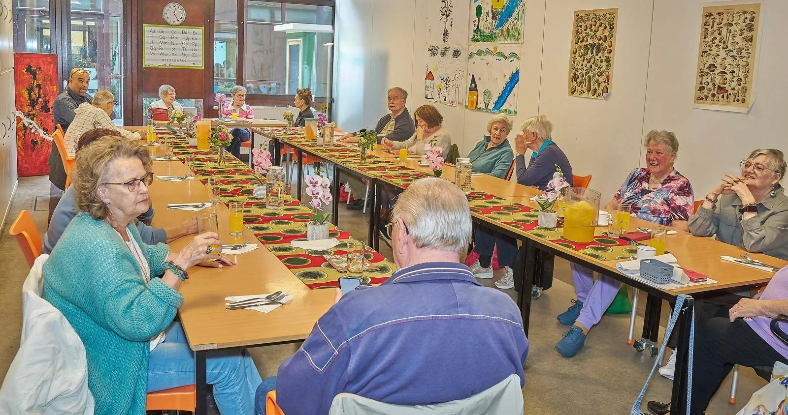 Gezellige wijklunch bij inZet Centrum - fotograaf Leon Koppenol