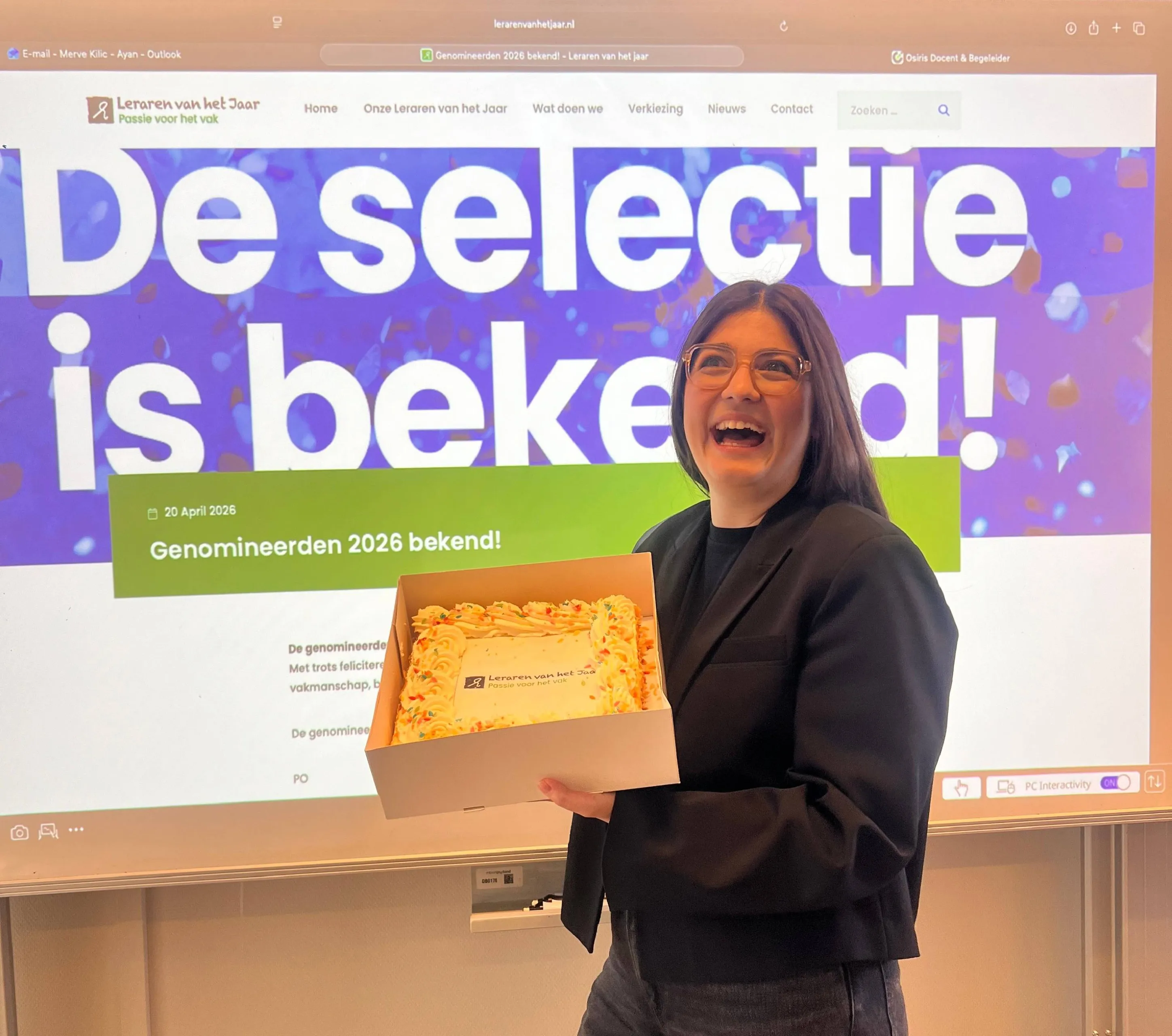 Merve Kiliç met taart voor nominatie Leraar van het Jaar 2026_kl