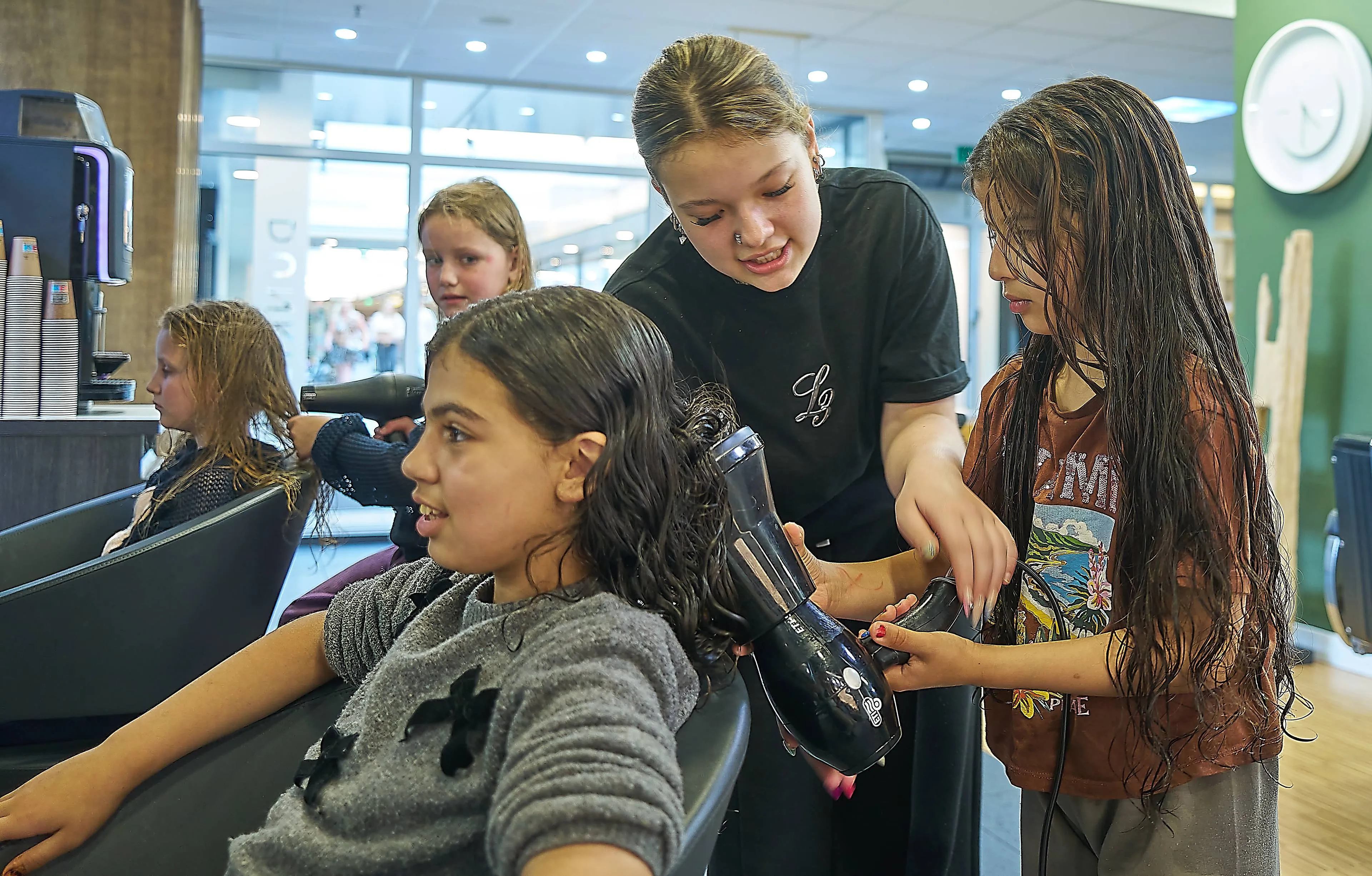 Kinderen van de Piëzo TalentenAcademie Mode en Styling ontdekken het kappersvak bij Dunkies Kappers - fotograaf Leon Koppenol